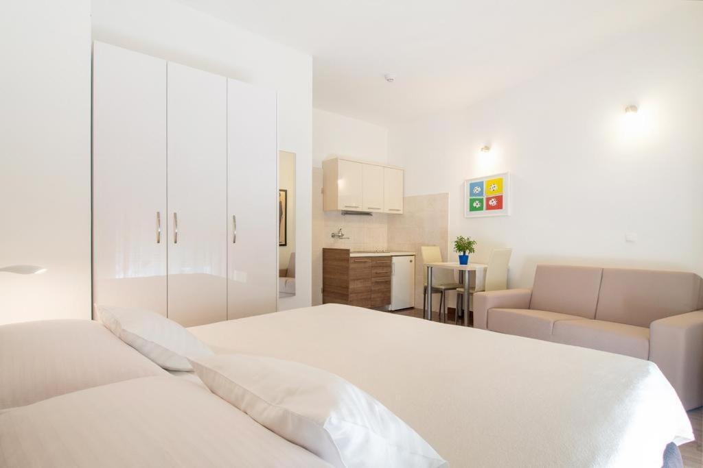 Bed & Breakfast Pino Podstrana Luaran gambar